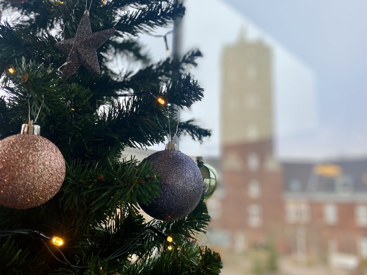 Weihnachtsbaum in Hintergrund der Wasserturm