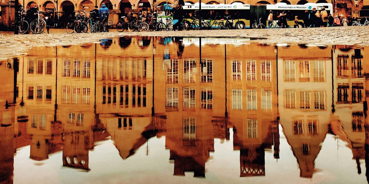 Münster Spiegelung in einer Pfütze